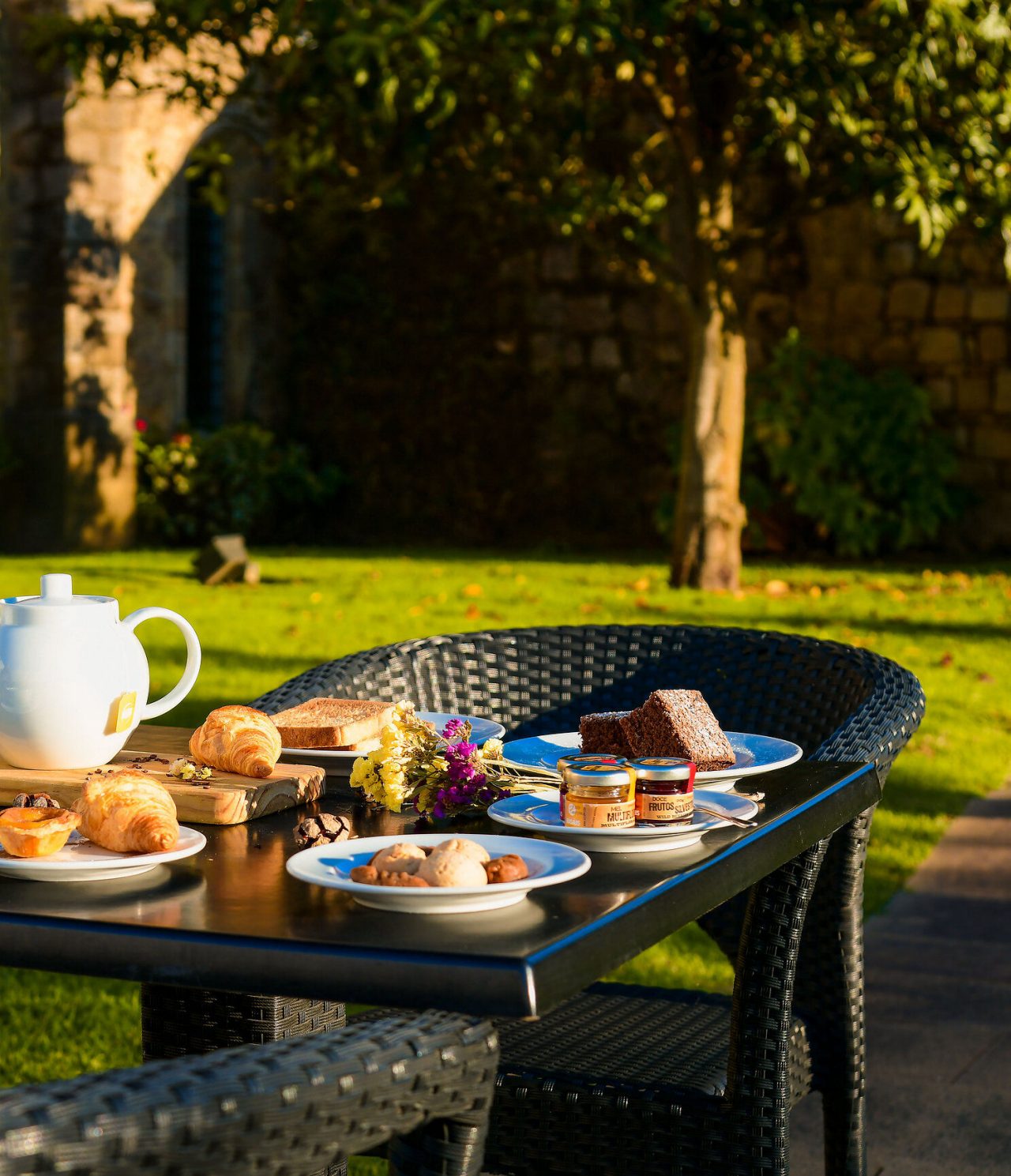 El restaurante del hotel en Alentejo con piscina, tiene pan fresco y dulces típicos para un delicioso desayuno