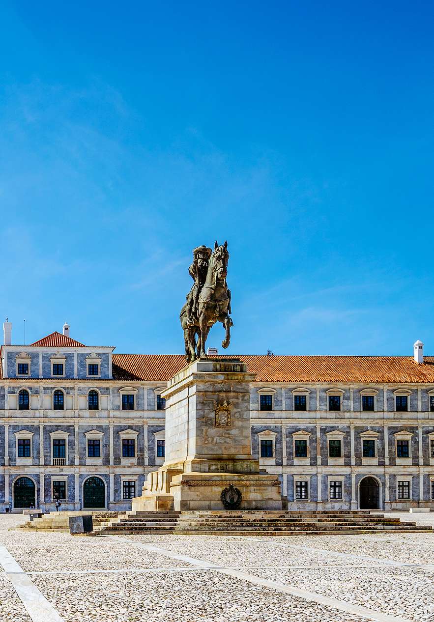 Estatua del Paço Ducal en el centro histórico de Vila Viçosa, montada sobre un caballo