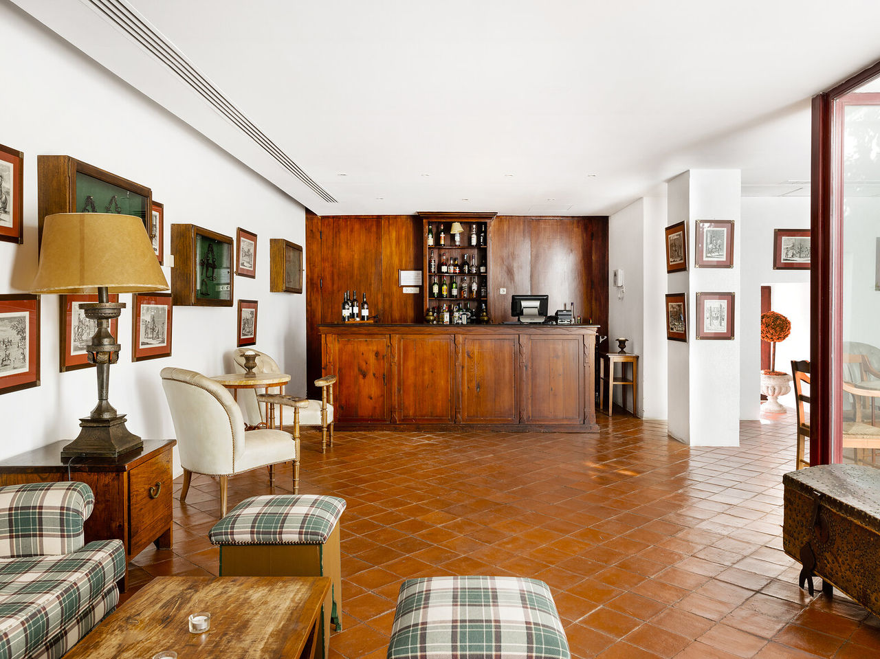 El bar de la Pousada Convento Vila Viçosa tiene un estilo rústico con varios cuadros en la pared