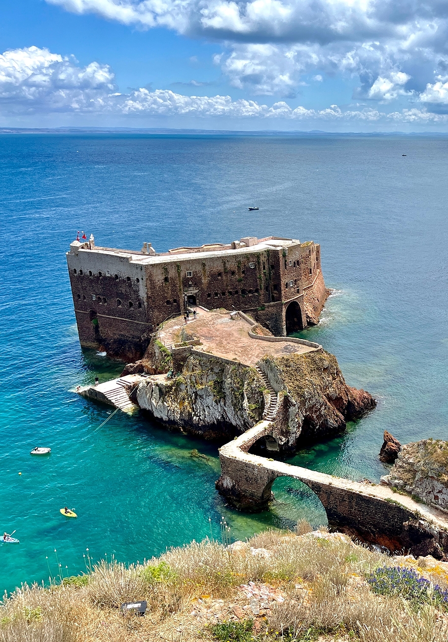 Fuerte de São João Batista en la isla Berlenga Grande, construido sobre rocas con vistas al mar