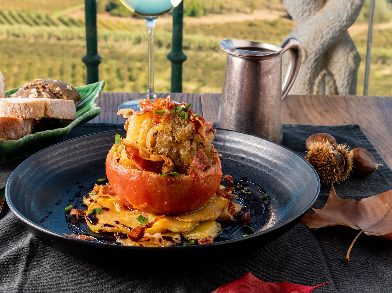 El restaurante Pousada Castelo Óbidos, del Hotel de Encanto en Óbidos, sirve entradas como tomate con calabaza y pan
