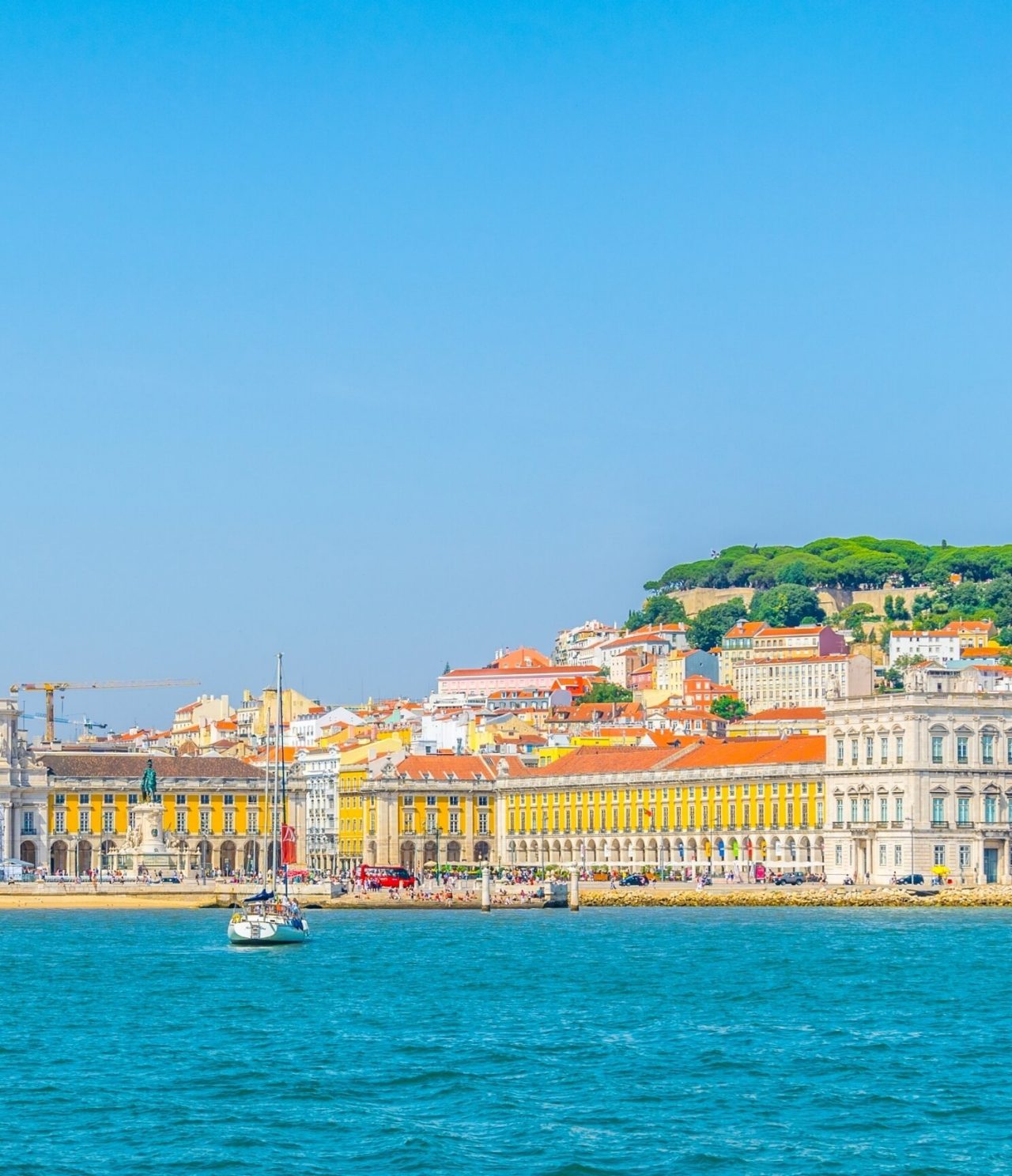 Explora Hoteles en Lisboa con vistas al paseo ribereño, edificios históricos y veleros sobre el Tajo