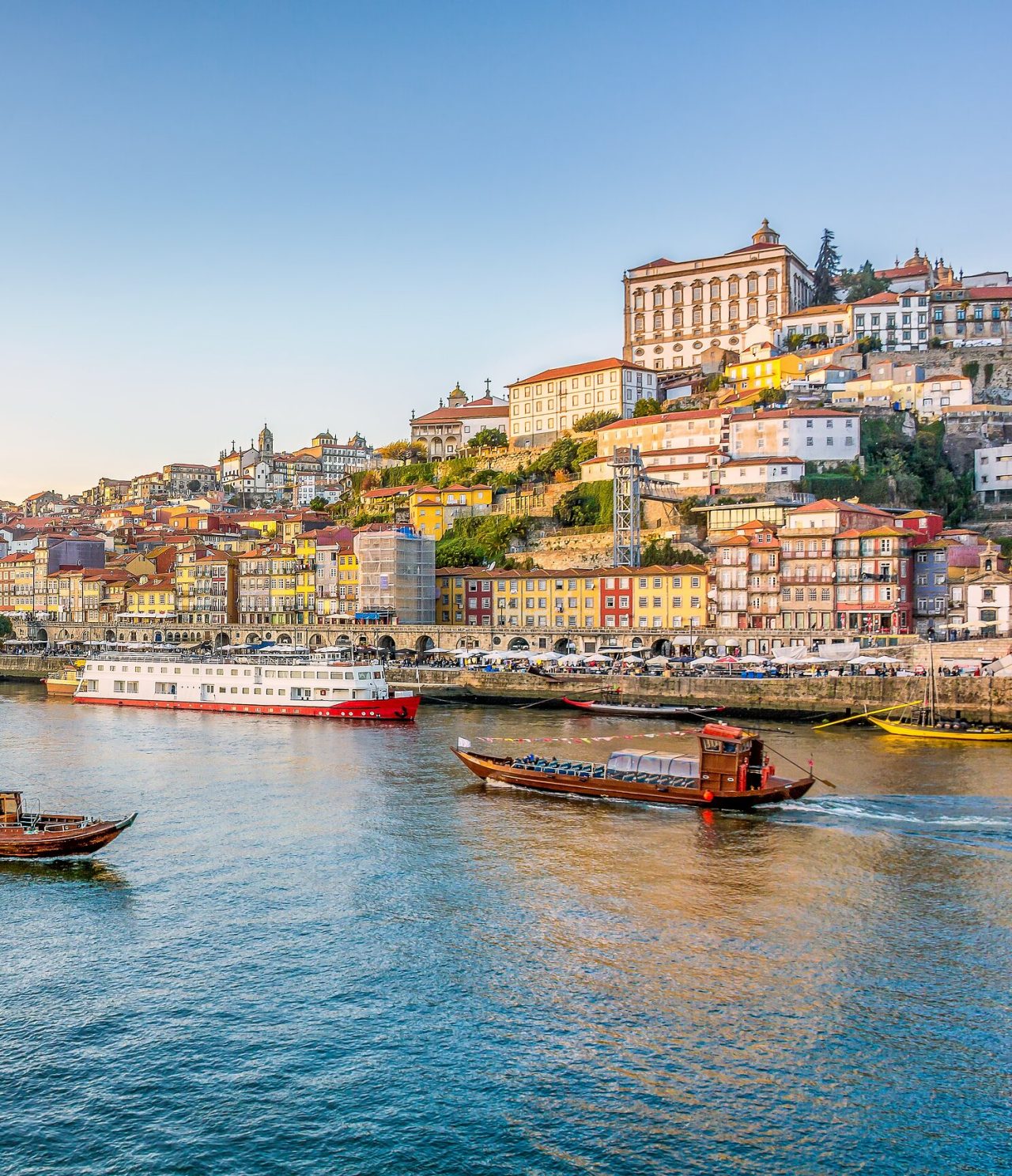 Vista panorámica de la Ribeira de Oporto y el río Duero, con los edificios coloridos de la ciudad de Oporto al fondo