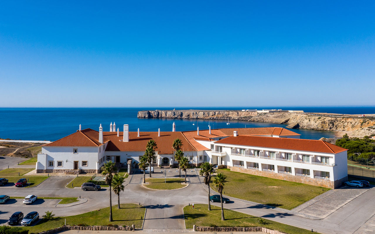 Vista aérea de Pousada Sagres, un hotel a 5 minutos de la playa, con vista al mar y parking