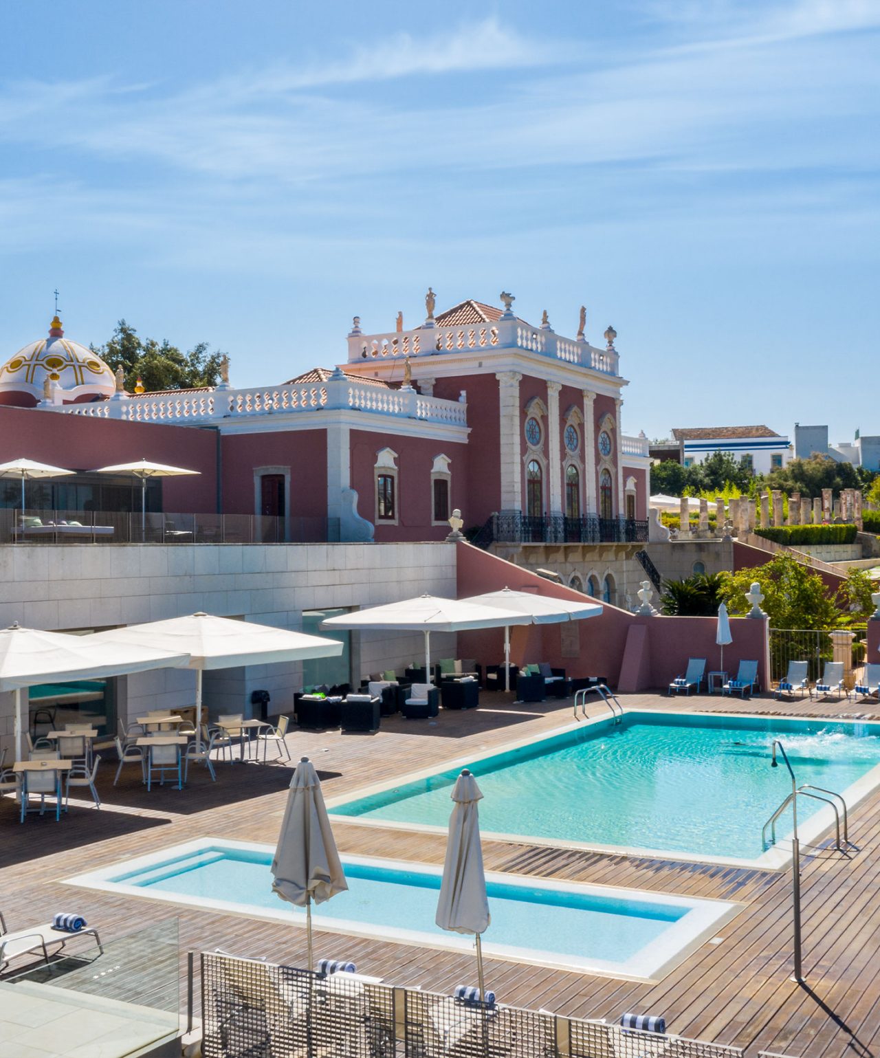 Modernización de edificios históricos de Pousadas de Portugal, como la piscina exterior en Pousada Palácio Estoi, Algarve