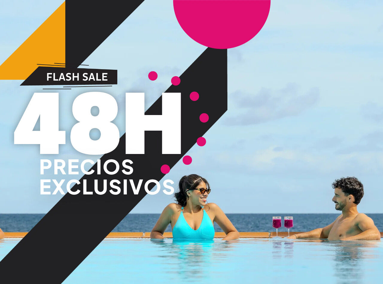 Promoción Flash Sale 48H con precios exclusivos junto a una pareja relajándose en una piscina frente al mar