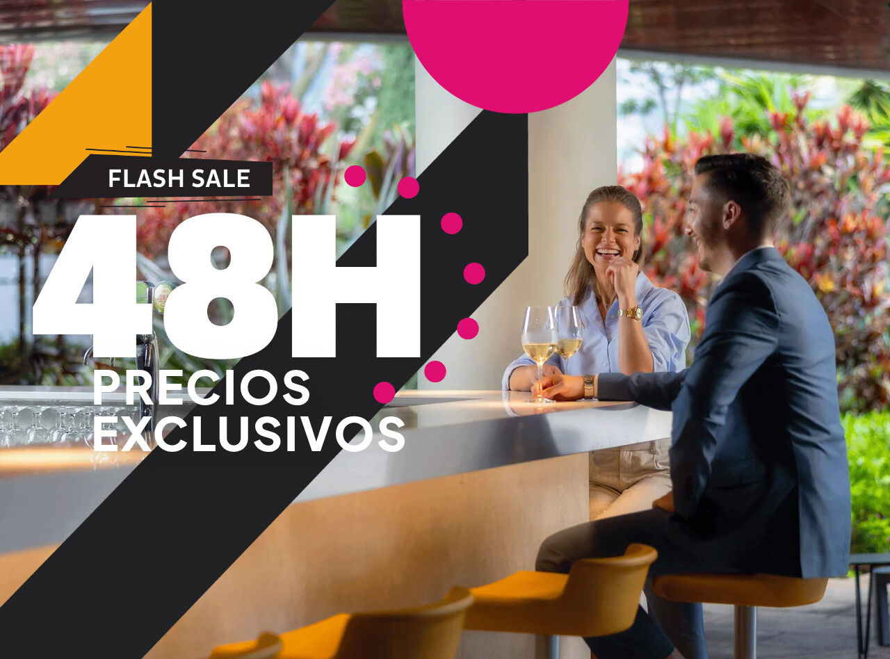 Pareja tomando vino en un bar con anuncio de flash sale 48H y precios exclusivos sobre fondo colorido