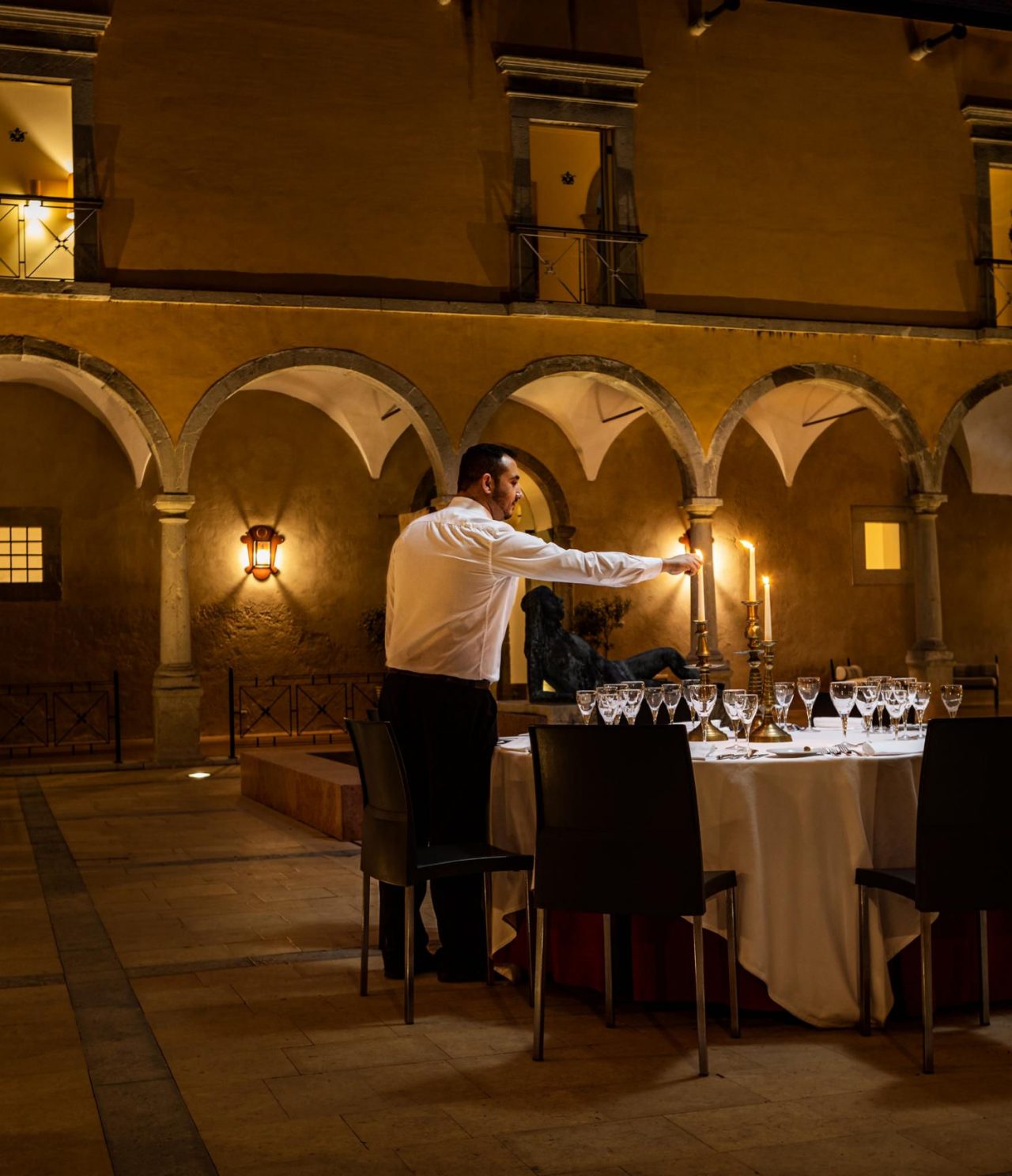Con Pousadas de Portugal, celebre su ocasión especial con una cena privada al aire libre en un claustro