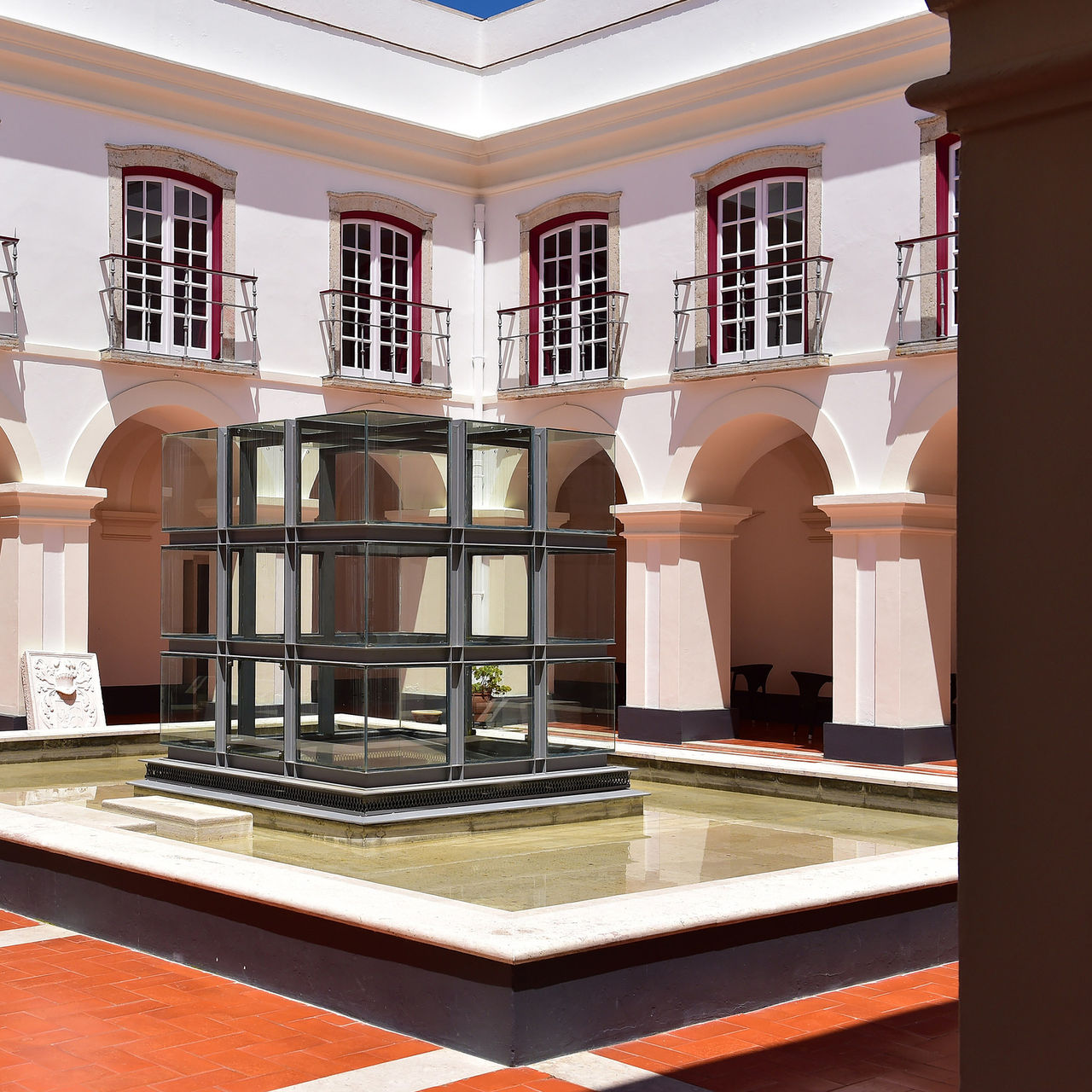 A Pousada Castelo Alcácer do Sal, um Hotel Histórico em Alcácer do Sal, tem uns claustros no interior e uma fonte