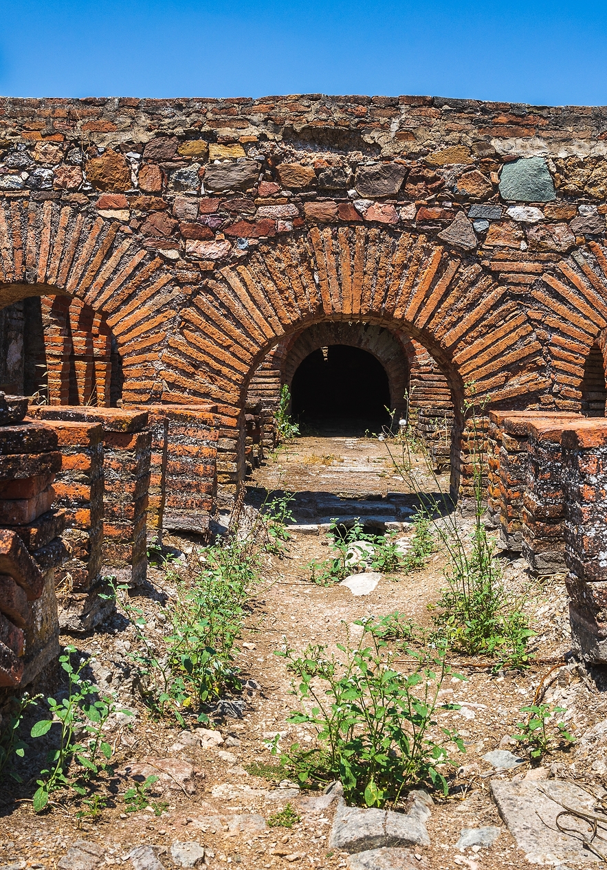 Ruínas Romanas antigas de Pisões, com vários tijolos amontoados, e diversos arcos que formam uma espécie de túnel