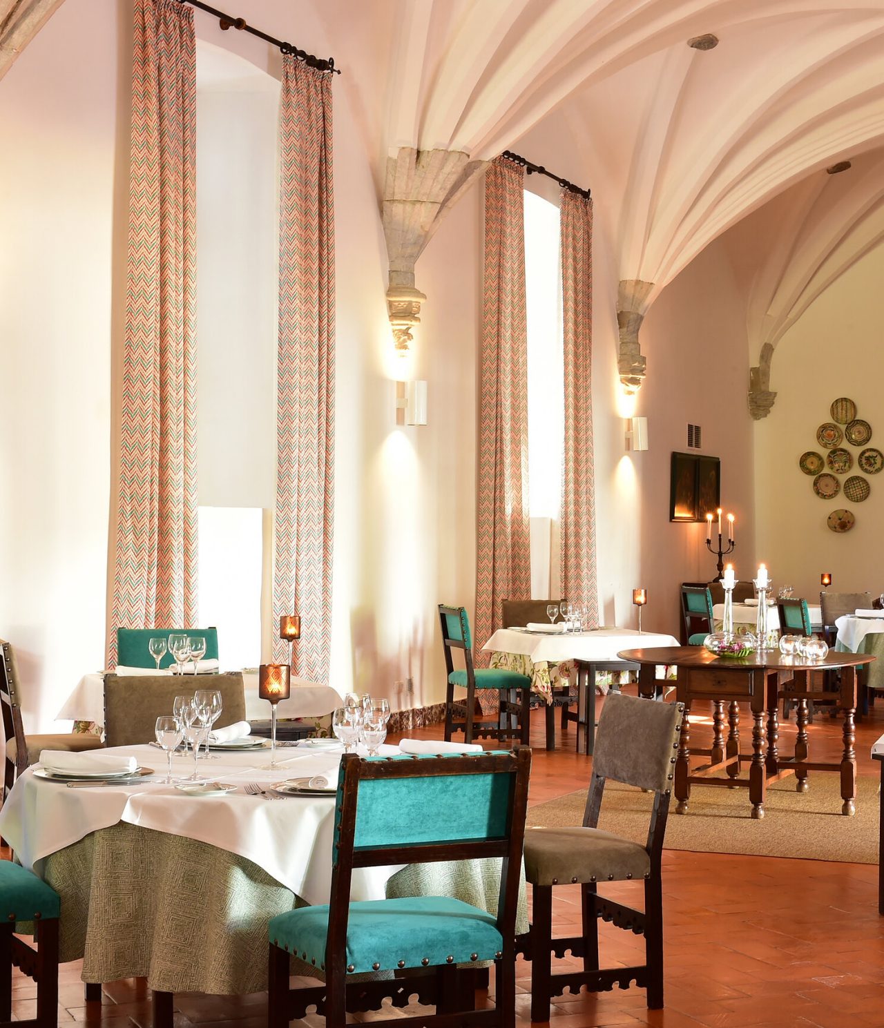 O restaurante São Francisco, do Hotel Histórico em Beja, tem diversas mesas preparadas para receber os hóspedes