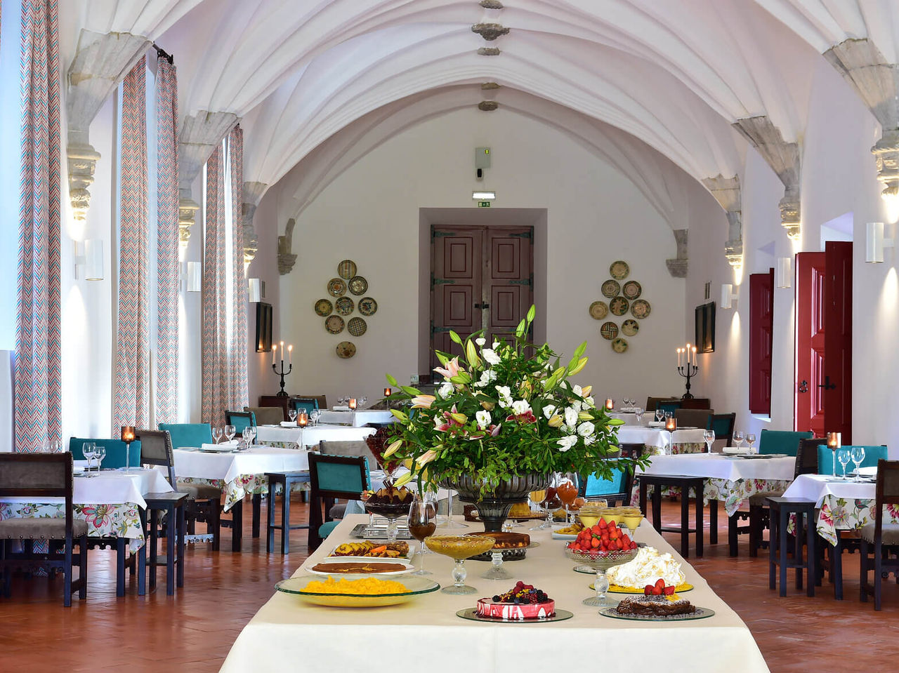 O restaurante São Francisco, da Hotel Histórico em Beja tem uma mesa com buffet de sobremesas e teto abobadado