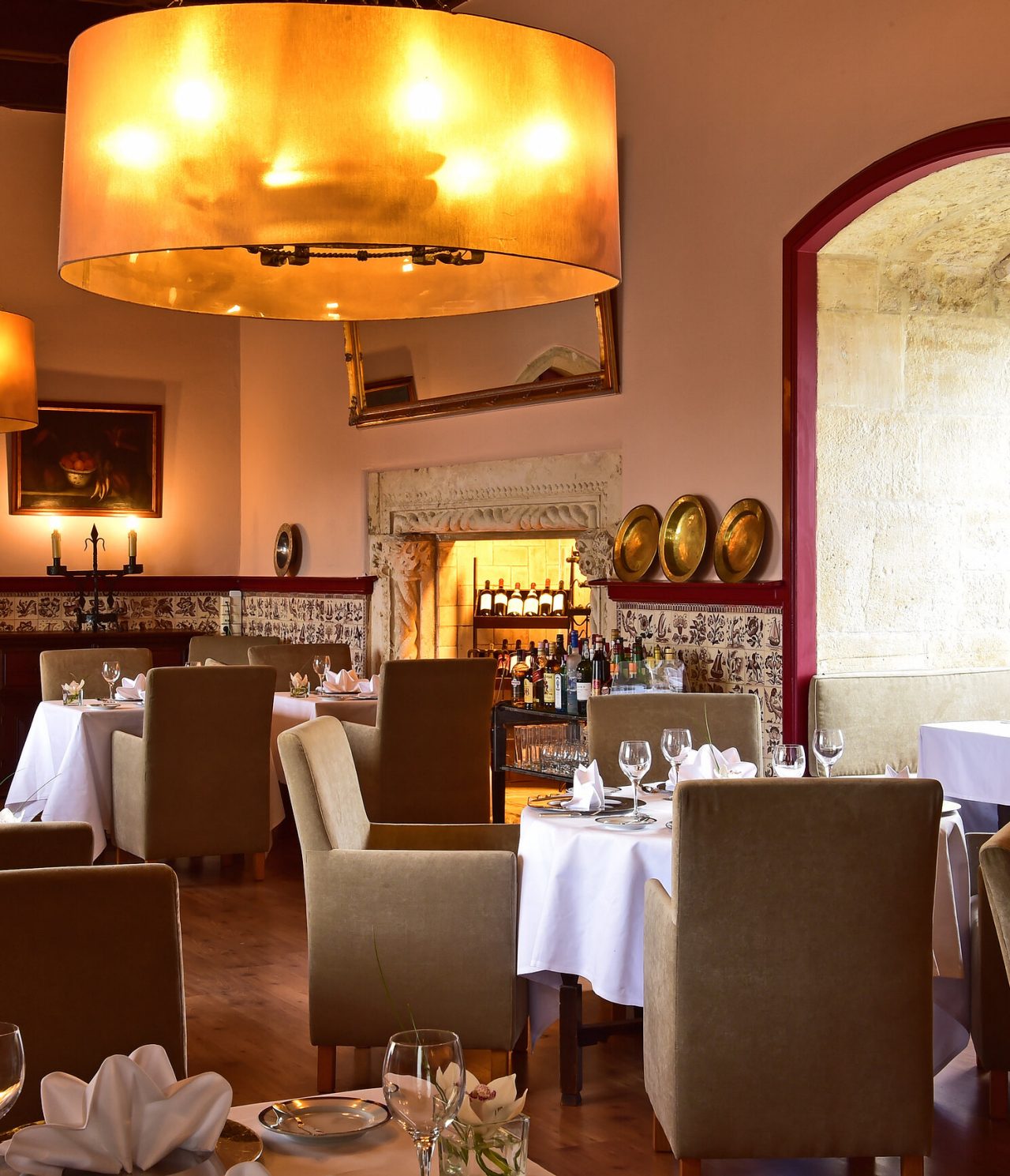 O restaurante Pousada Castelo Óbidos, do Hotel Histórico em Óbidos tem mesas redondas e quadradas com toalhas brancas