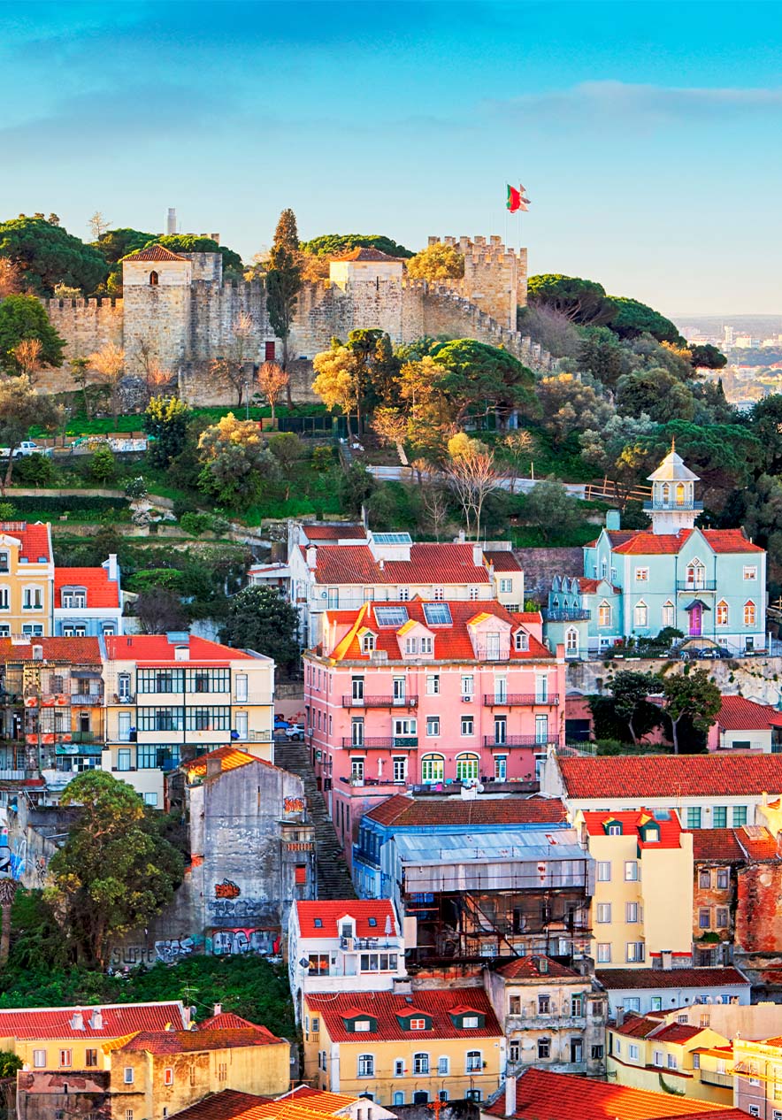 No alto de uma das colinas de Lisboa, está o Castelo de São Jorge, com uma vista incrível para a cidade de Lisboa