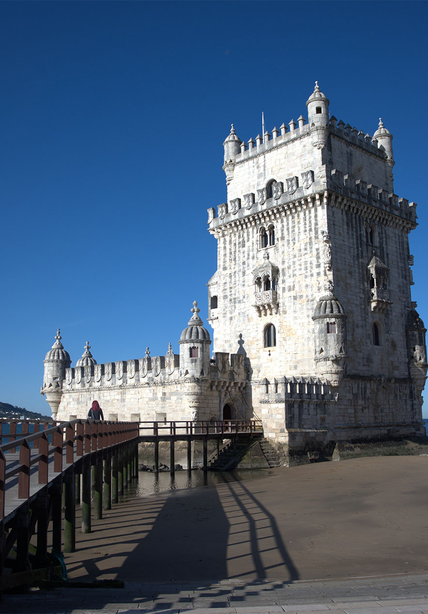 Fique na Pousada Lisboa Praça do Comércio e visite a icónica Torre de Belém, num dia de sol, situada na margem do rio Tejo