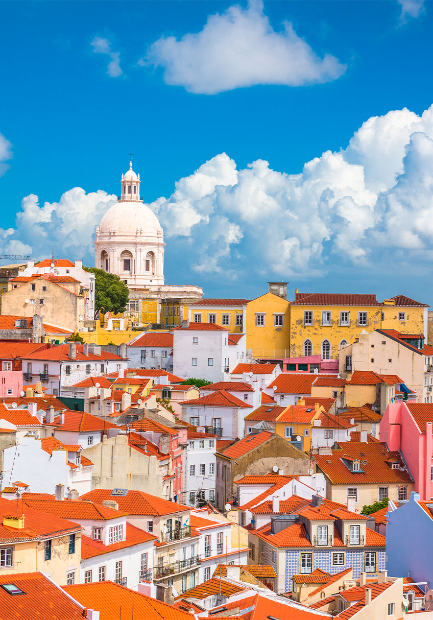 Bairro histórico de Lisboa numa das sete colinas, no centro da cidade, com ruas estreitas e antigas