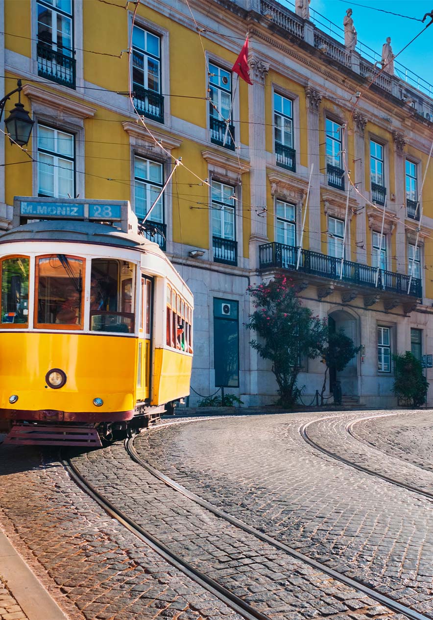 O tradicional elétrico 28 de Lisboa, a andar pelas ruas históricas no centro da cidade