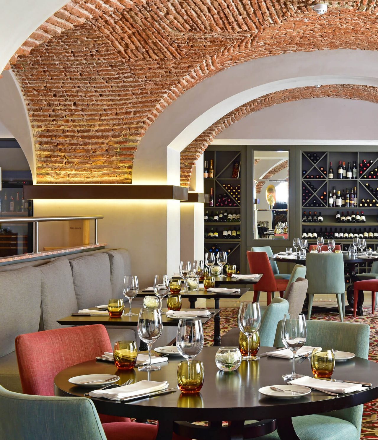 O restaurante Rib Beef & Wine, do Hotel no Terreiro do Paço, tem uma decoração elegante e teto alto com arcos de tijolo
