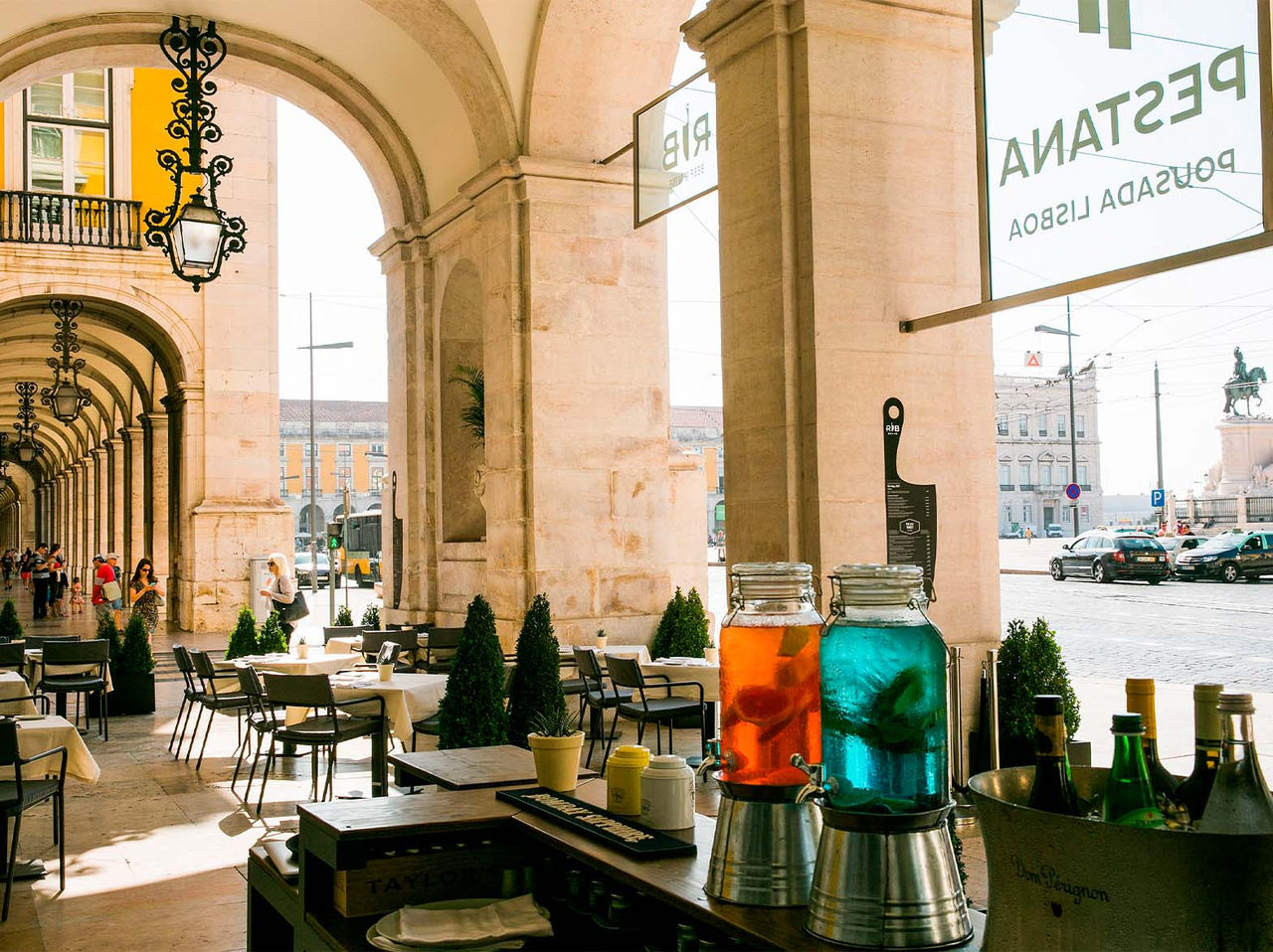 O restaurante Rib Beef & Wine, do Hotel no Terreiro do Paço, tem uma esplanada exterior com vista para a Praça do Comércio