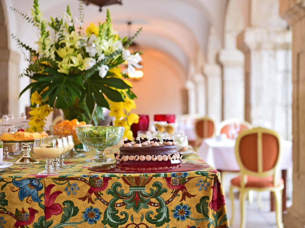 O restaurante Pousada Castelo Palmela, do Hotel com Vista para a Serra da Arrábida, tem doces típicos portugueses com ovos