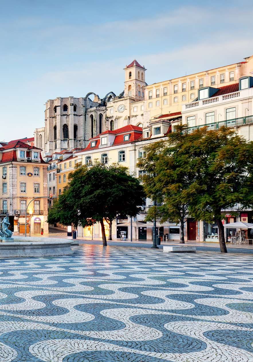 Numa das praças principais do centro do Lisboa, a Praça do Rossio, pode descobrir o coração da cidade