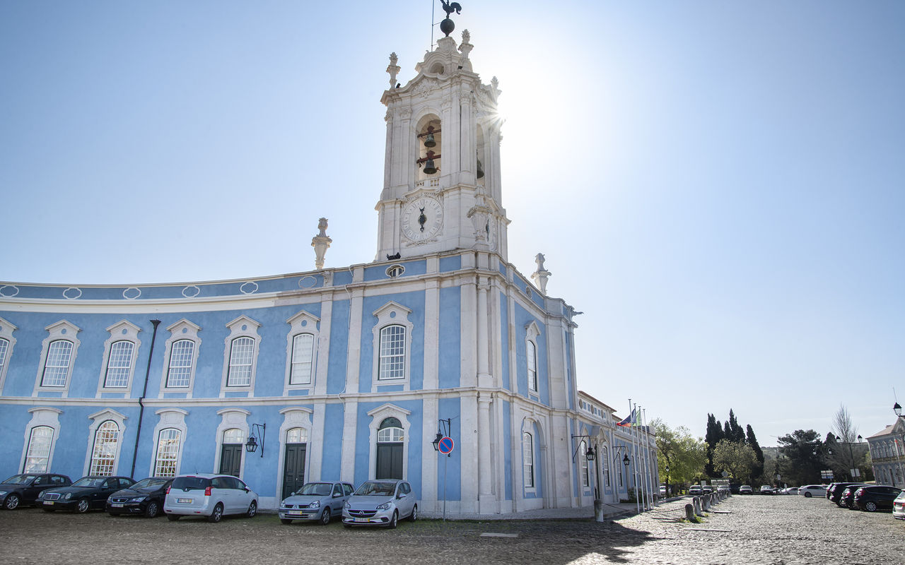 Edifício em tons de azul com contornos brancos da Pousada de Queluz, um hotel histórico perto de Lisboa