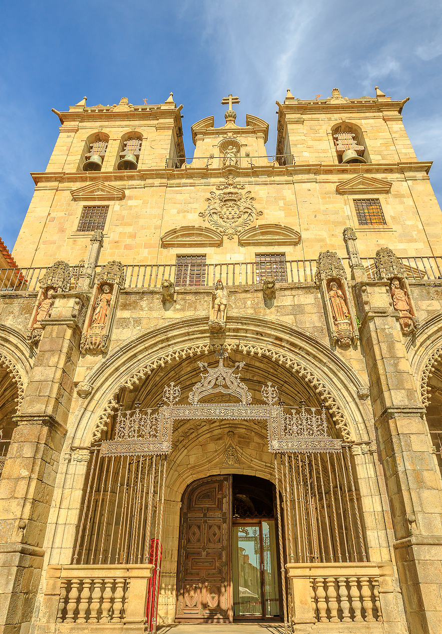 Vista frontal da fachada da Catedral de Braga, com uma porta grande e vários detalhes trabalhados