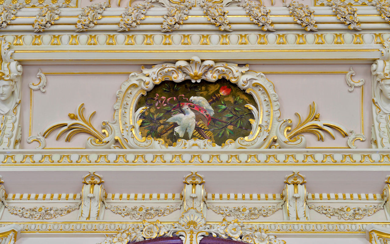 Explore Pousadas de Portugal apresentando detalhes ornamentados em branco e dourado com pintura floral clássica
