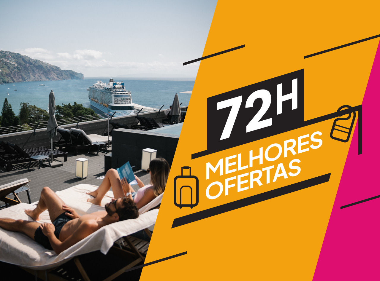 Casal relaxa em espreguiçadeiras junto à piscina com vista para o mar e navio de cruzeiro ao fundo