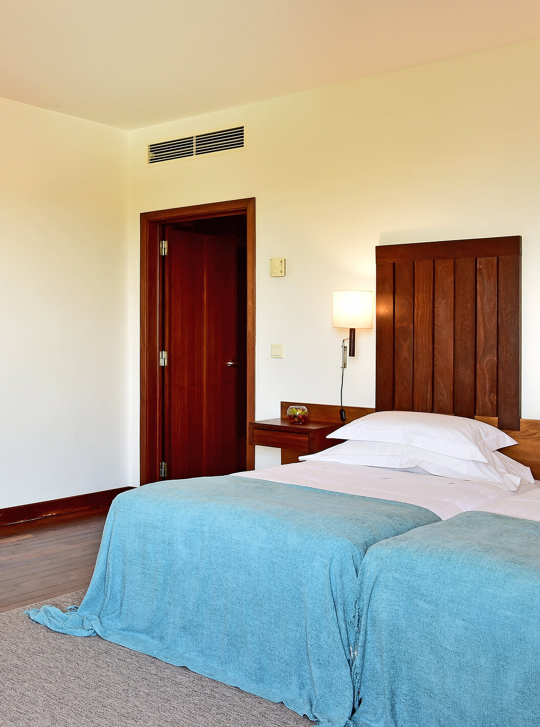 Das Klassische Zimmer der Pousada Castelo Alcácer do Sal hat einen Schreibtisch mit Fernseher und zwei getrennte Betten