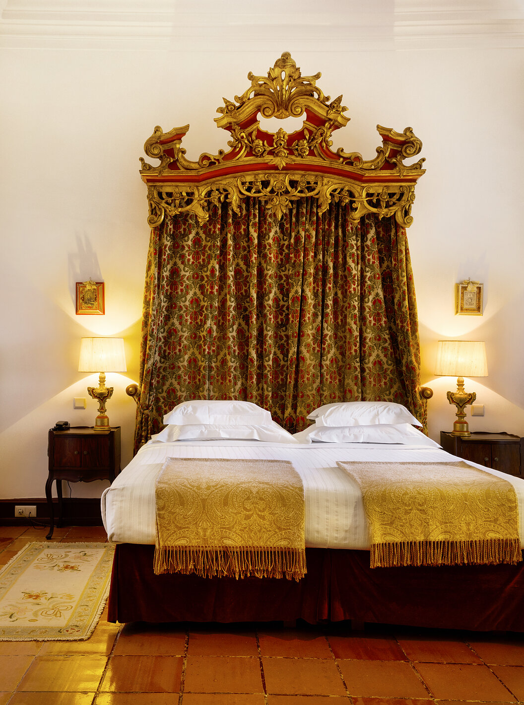 Die Spezial Suite der Pousada Castelo Estremoz hat ein Doppelbett mit einem Kopfteil aus Stoff und antiken Möbeln Suite Spéciale - Lit - Pousada Castelo Estremoz