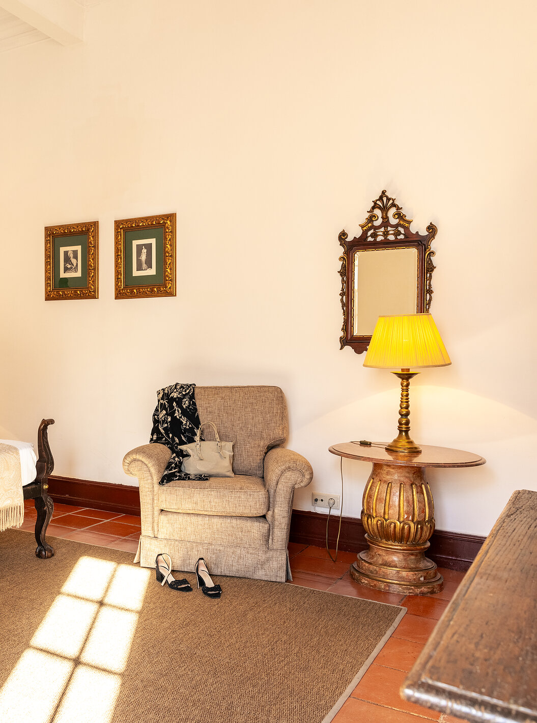 Das Superior Familienzimmer der Pousada Castelo Estremoz hat zwei Einzelbetten aus dunklem Holz mit einer gelben Decke