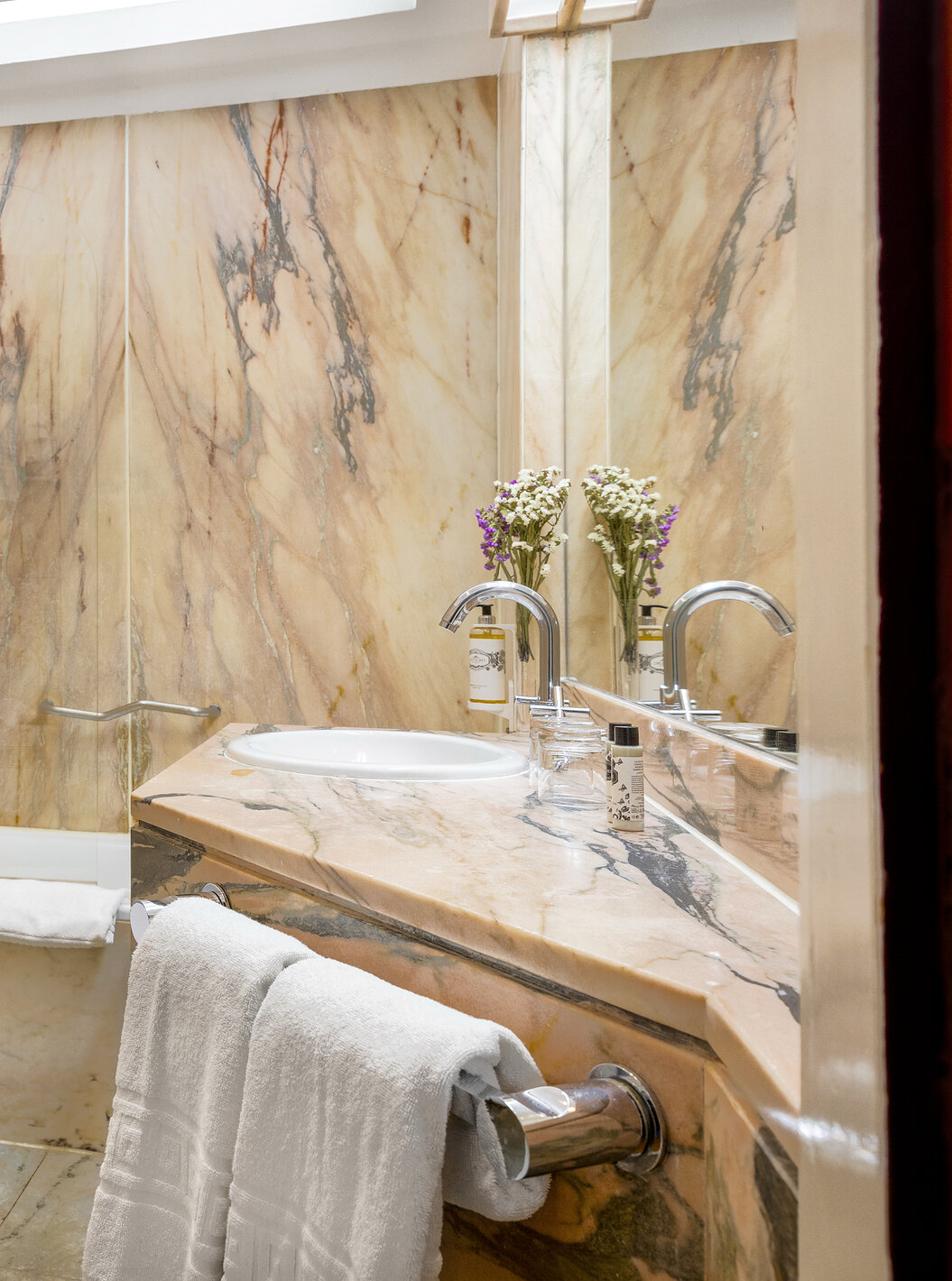 Das Superior-Zimmer hat ein Waschbecken mit Spiegel, Badewanne und WC in der Pousada Castelo Estremoz