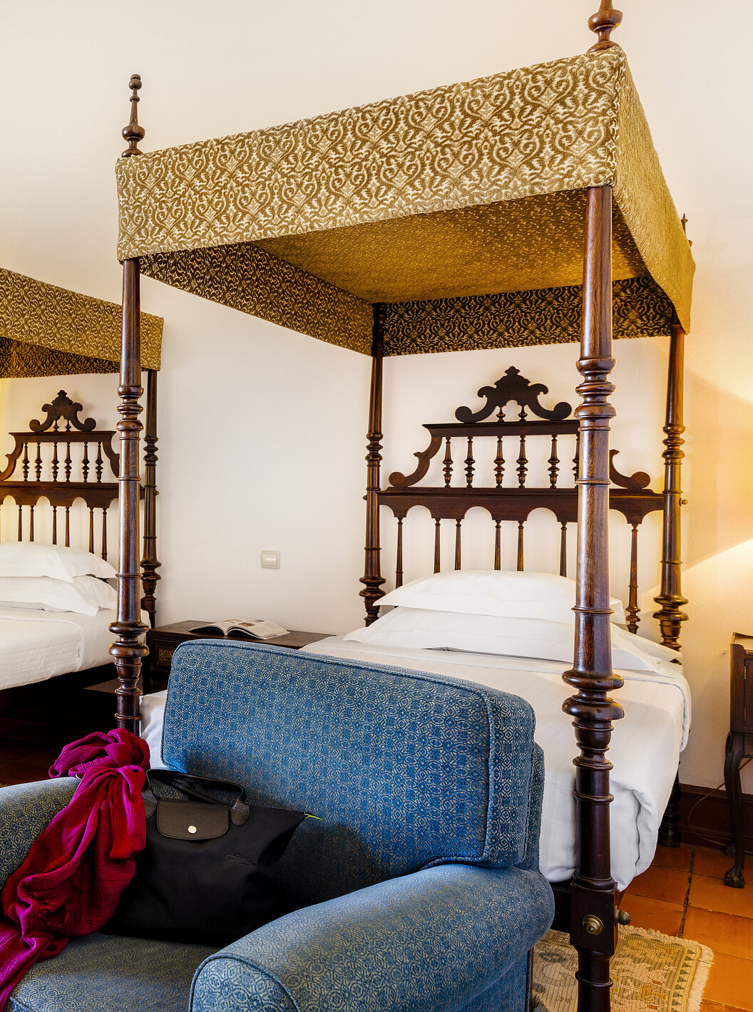 Das Superior-Zimmer hat zwei Betten, Nachttisch mit Lampe und zwei Sessel in der Pousada Castelo Estremoz