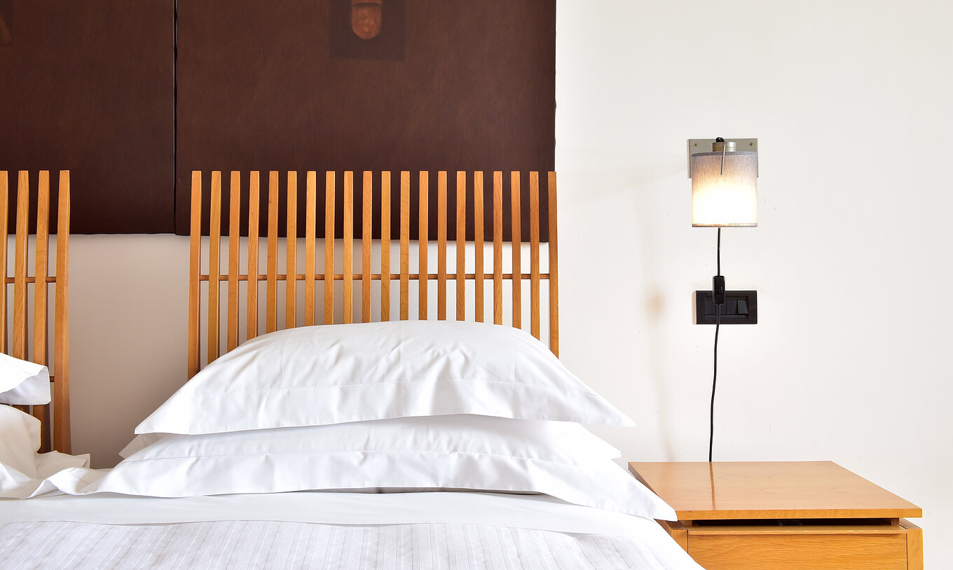 Das Klassische Zimmer der Pousada Convento Arraiolos hat zwei Einzelbetten mit Nachttischen und einer Lampe