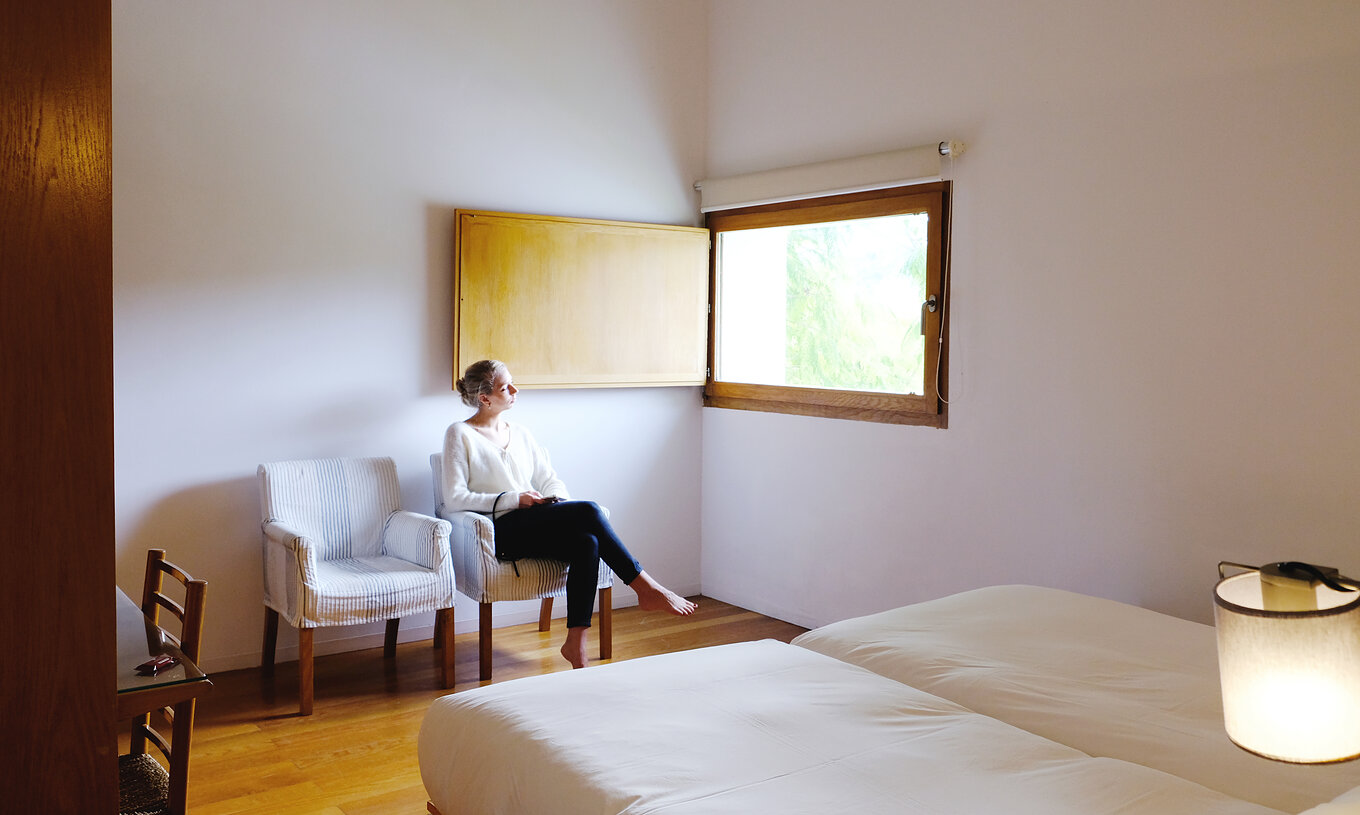 Das Familienzimmer der Pousada Convento Arraiolos hat ein Zimmer mit Fenster mit Blick auf das Land oder den Pool