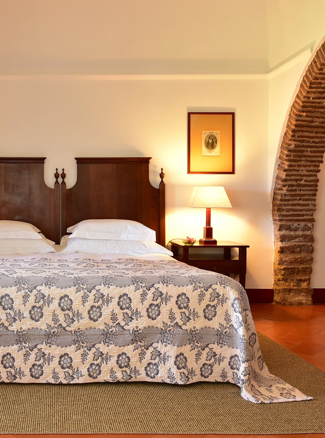 Die Junior Suite der Pousada Convento Beja hat ein Doppelbett mit blauer Bettdecke einen Schrank und zwei Nachttische