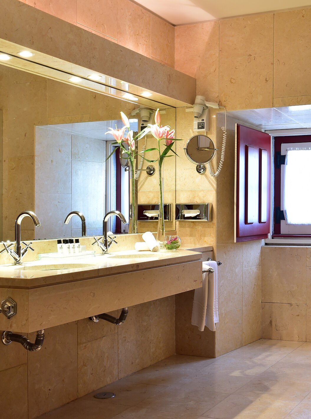 Die Spezial Suite der Pousada Convento Beja hat ein geräumiges Bad mit Badewanne großem Spiegel und zwei Waschbecken