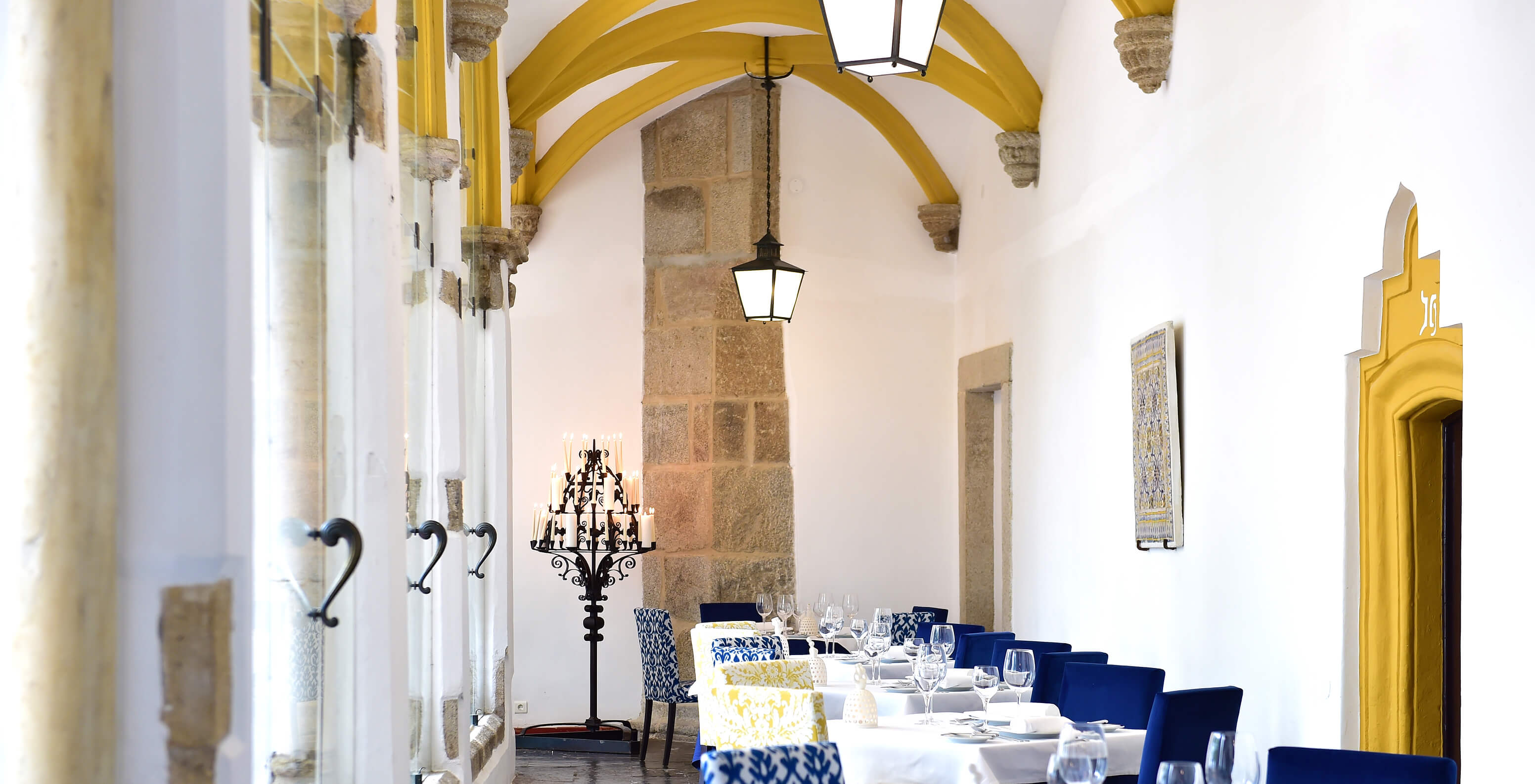 Das Restaurant Pousada Convento Évora, im Historischen Hotel in Évora hat einen Flur mit gelbem Gewölbedecke