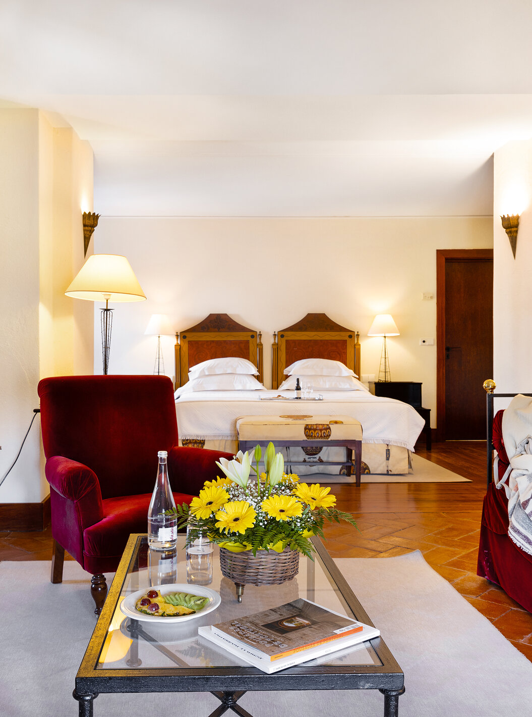 Die Suite der Pousada Vila Viçosa hat einen Wohnbereich mit einem Sofa und zwei Sesseln