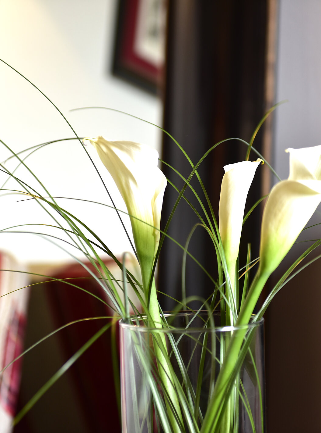 Das Klassische Zimmer der Pousada Marvão hat verschiedene Dekorationselemente, wie eine Vase mit weißen Blumen