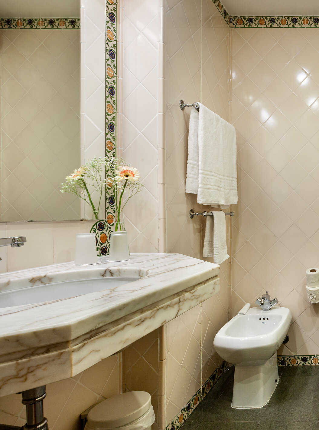 Das Superior Doppelzimmer der Pousada Marvão verfügt über ein Badezimmer mit Toilette, Bidet, Badewanne und Waschbecken