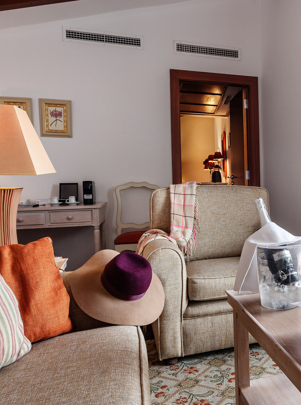 Die Superior Suite mit Balkon der Pousada Marvão hat ein Wohnzimmer mit Sesseln und Balkon