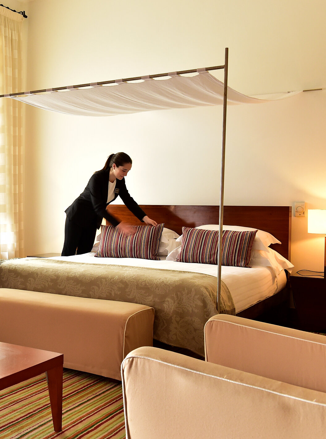 Der historische Superior Raum der Pousada Mosteiro Crato hat Steinwände mit Himmelbett, ein Sofa und einen Schreibtisch