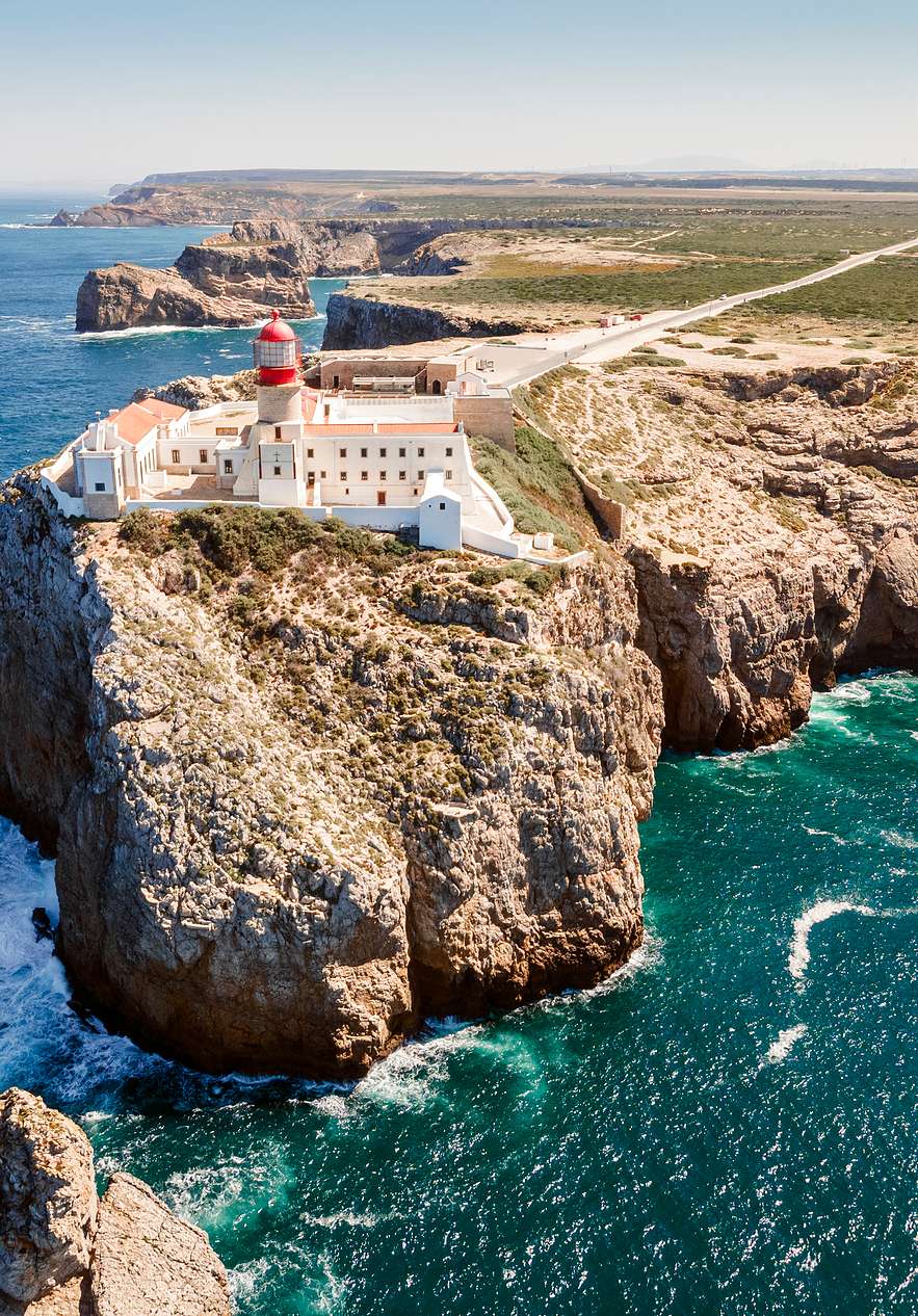 Kap St. Vincent nahe Pousada Sagres, Hotel Histórico em Sagres, mit Leuchtturm über steilen Klippen