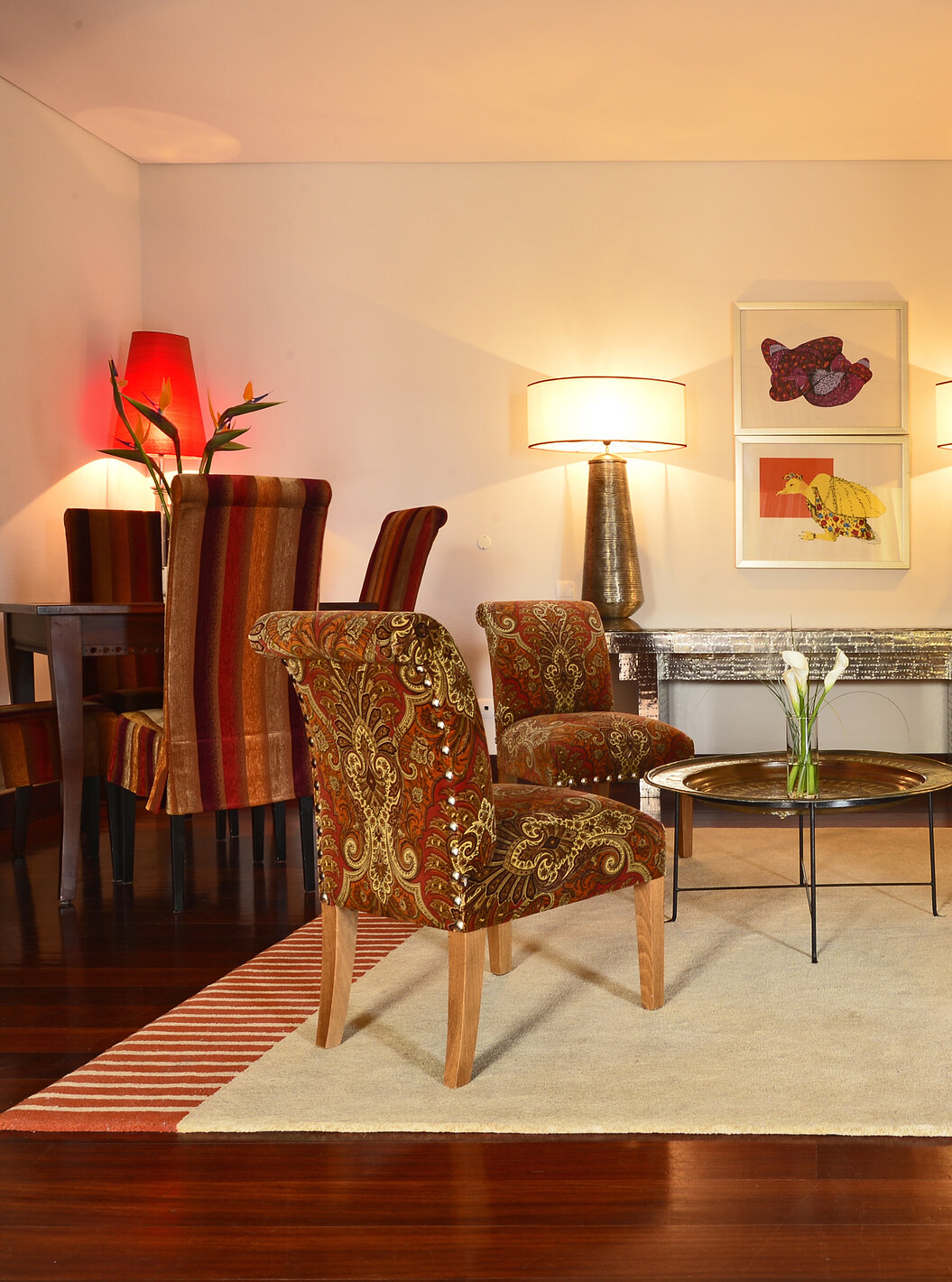 Die Spezial Suite der Pousada Convento Tavira hat ein Wohnzimmer mit Sofa, zwei Stühlen und einem kleinen Esstisch