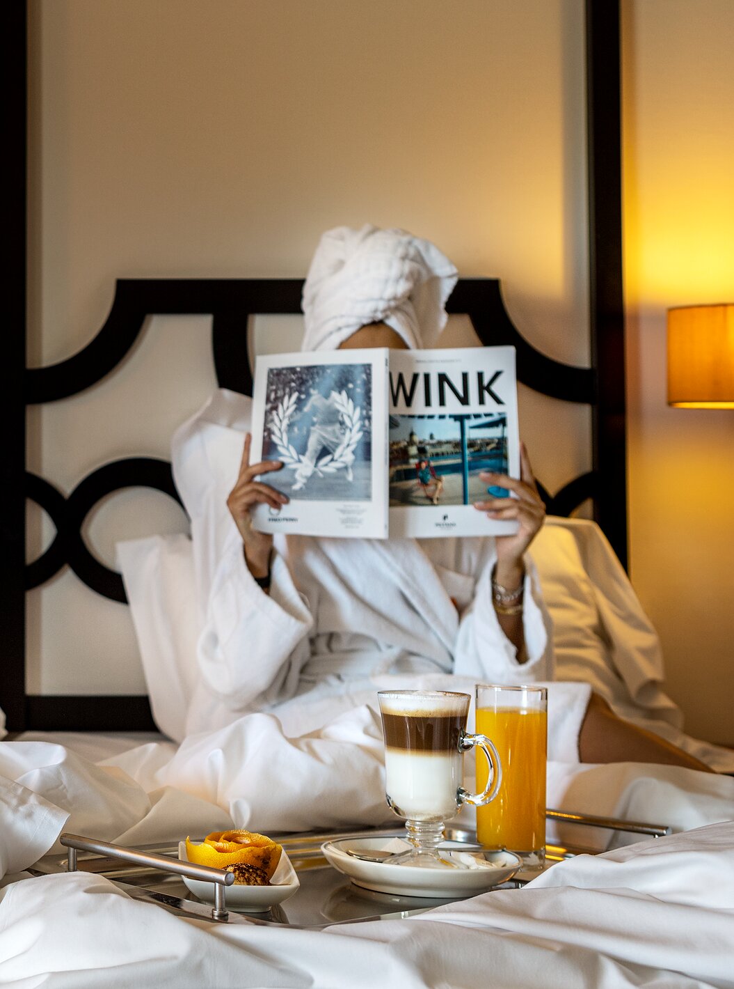 Das Superior Zimmer der Pousada Convento Tavira hat ein Doppelbett und eine Dame beim Frühstück und Lesen einer Zeitschrift