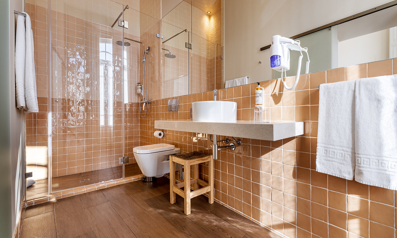 Das Classic Alfândega der Pousada Vila Real de Santo António hat ein Bad mit Dusche, Toilette und Waschbecken mit Spiegel