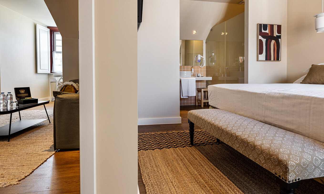 Die Suite Alfândega der Pousada Vila Real de Santo António hat ein Zimmer mit Doppelbett und Bad sowie ein Wohnzimmer