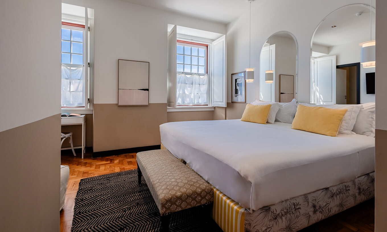 Das Superior Family Igreja der Pousada Vila Real de Santo António hat ein Doppelbett, zwei Fenster und zwei Spiegel